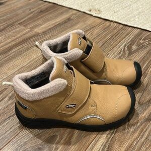 Keen little boys snow boots size 3 insulated